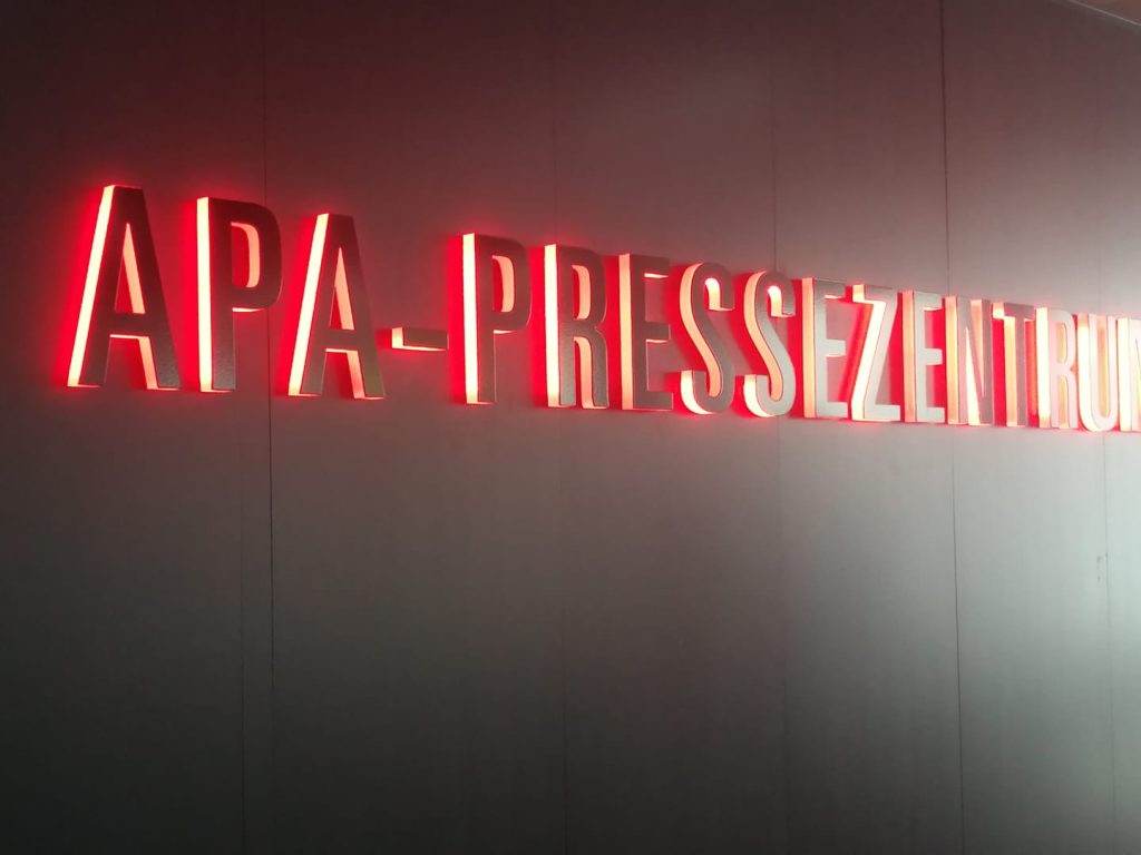 Bild einer Leuchtschrift "APA-Pressezentrum"