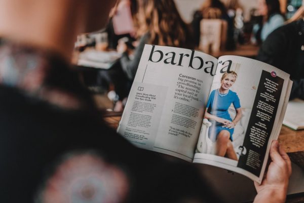 aufgeschlagenes Printmagazin in den Händen eines Lesers