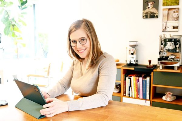 Bild zeigt Frau mit Tablet bei der Suche im Internet.