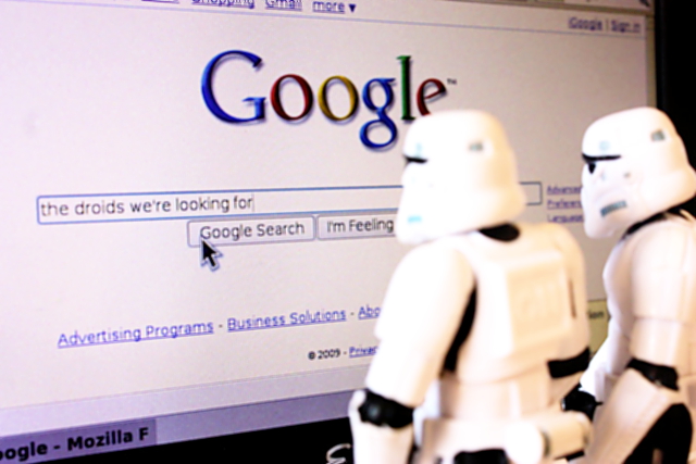 Zwei Sturmtruppler aus Star Wars betrachten einen Bildschirm mit einer google Suche "The droids we´re looking for"