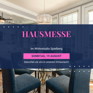 Im Hintergrund ist ein Esszimmer zu sehen. Im Vordergrund befindet sich ein Popup mit der Einladung zur Hausmesse eines Wohnstudios