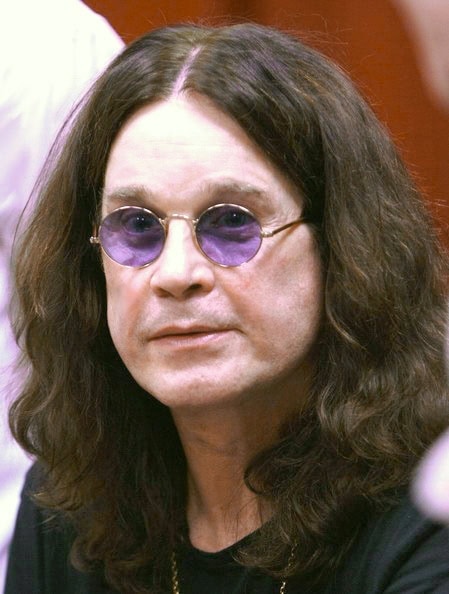 Ozzy Osbourne mit langen dunklen Haaren und violett getönter Brille